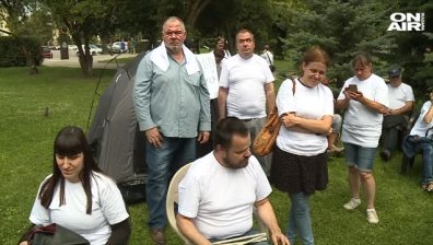 Палатка срещу палатката: Заражда ли се напрежение пред НС?