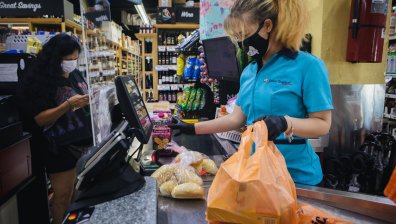 Германците в супермаркета - отказват се от рибата и сиренето или ги заменят с по-евтини