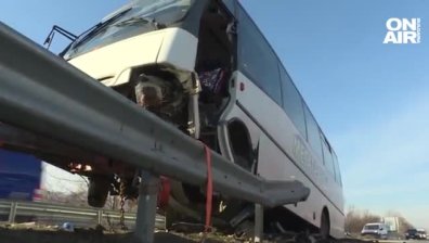 Пиян шофьор на автобус къса мантинели в Пловдив