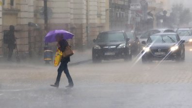 Бърза лятна буря връхлетя София - удари и градушка