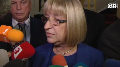 Цецка Цачева остава шеф на НС