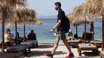 Уроци навън, "безопасен пропуск" за кафе... Европа излиза от хватката на Ковид-19