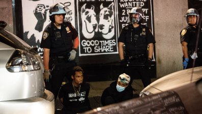 Кървави бунтове и безчинства в десетки градове в САЩ (ВИДЕО+СНИМКИ)