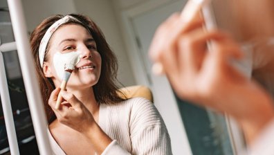 Домашни маски с масло от розмарин за сияйна и гладка кожа