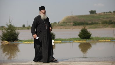 Спасени от отец Иван: Извади ни от много тежко положение, имаме дом заради него