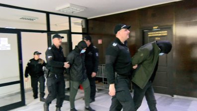 Полицаите, обвинени в подкуп, опитали да излъжат водачи за нарушения, за да им вземат парите