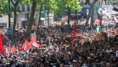 Стачки и протести белязаха Деня на труда по света (+ВИДЕО)