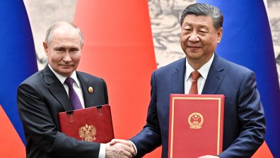 Топло посрещане за Путин в Пекин, Си Дзинпин заля Русия с хвалебствия