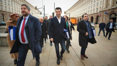 Усмихнати и рамо до рамо: Лидерите на "Продължаваме промяната" и ДБ заедно в ЦИК