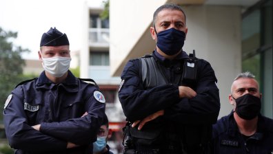 Полицията във Франция разби масово парти с 400 души