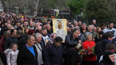 Хиляди миряни се поклониха пред иконата на Богородица в Бачковския манастир