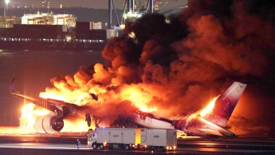 379 пътници летели в горящия самолет, който се приземи в Токио
