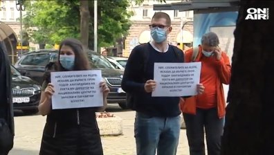 Нов протест в подкрепа на проф. Кантарджиев пред сградата на МЗ