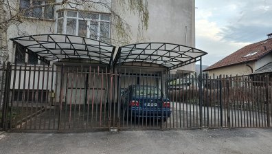 Сигнал: Съседи направиха незаконни навеси, присвоиха общи части