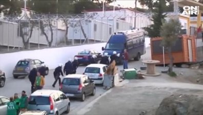 Сблъсъци между бежанци и полиция на остров Лесбос