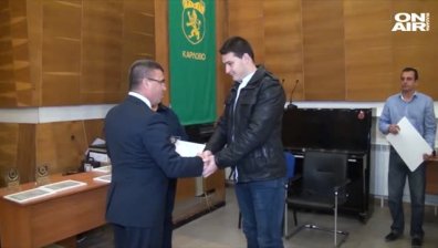 Мъжете, които спасиха момиче, паднало във водопад, бяха наградени