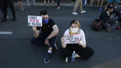 "Не упражнявайте натиск": Протестът в Белград приключи мирно