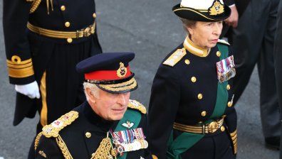 Крал Чарлз поведе процесията с тленните останки на Елизабет II (ВИДЕО)