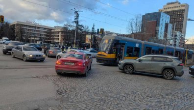 Трамвай блъсна и уби жена в София
