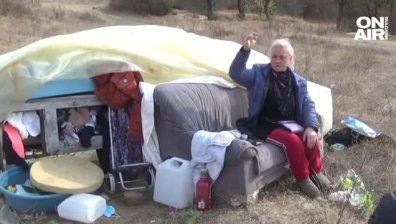 Жена живее под открито небе на нива в Родопите от месеци, моли да получи местожителство