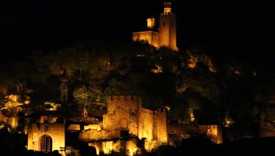 Крепостта Царевец светва в зелено за Деня на Свети Патрик