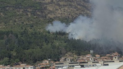 Голям пожар в местността "Свети Георги" в Сливен, пет екипа се борят със стихията