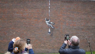 Вандали надраскаха графит на Банкси (+ВИДЕО)