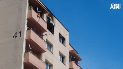 Пожар горя в апартамент в Казанлък, в блока нямало вода (ВИДЕО)
