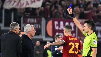 Въвеждат син картон във футбола - какво ще означава той?