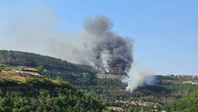 Огромен пожар край Арбанаси, изпращат хеликоптер да гаси