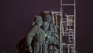 Паметникът на Съветската армия остана без ръката с автомата