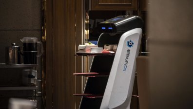 Научна фантастика? Китайски роботи сервитьори се разпространяват по целия свят