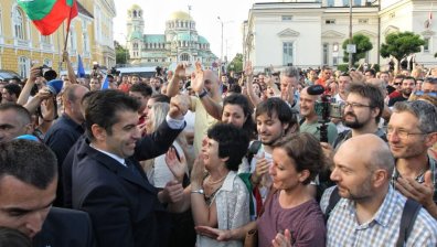 Хиляди изпратиха Петков и кабинета с аплодисменти и нови надежди