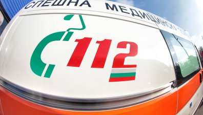Кола се запали в движение на изхода на Шумен, трима души са с изгаряния