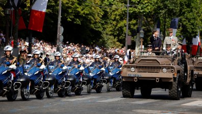 Грандиозен парад по "Шанз-Елизе" за националния празник на Франция