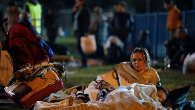 Безсънна нощ в Албания след смъртоносното земетресение