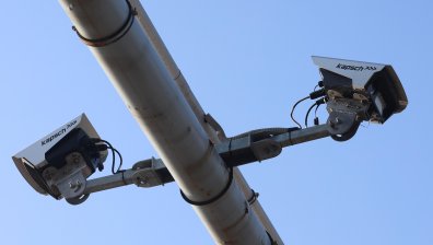 Замразиха глобите от AI камери в Гърция: Хиляди шофьори газят закона, системата не смогва