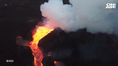 Туристическа лодка беше залята с лава край бреговете на Хавай