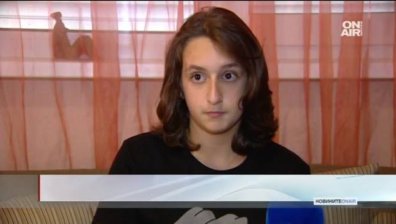 Момче дарява косата си за онкоболни хора