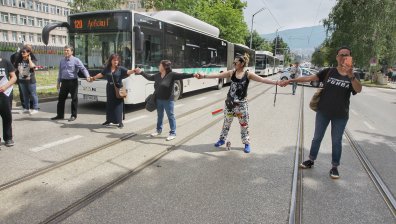 Граждани протестираха пред ДАНС и блокираха движението (СНИМКИ)