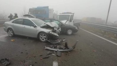 Верижна катастрофа в гъстата мъгла на АМ "Струма", има ранени (СНИМКИ)
