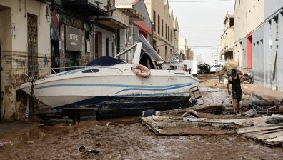 Адът в Испания: Десетки жертви, повлечени коли, бедстващи хора по покриви