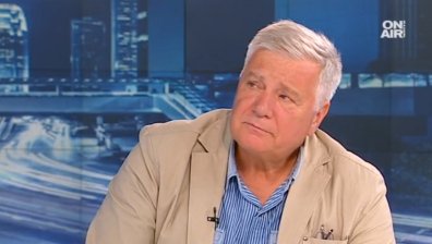 В Македония има силно изразена двупосочна политика, категоричен е журналист