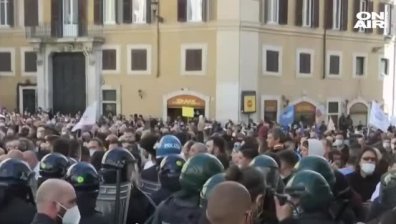 Протести в Италия срещу Ковид мерките: Замерваха полицаи с бутилки и димки (ВИДЕО)