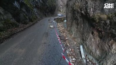 Жители на 4 родопски села са откъснати от света, пренасят провизии на ръце