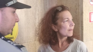 Жената, обвинена, че е изхвърлила детето си от колата: Не е вярно, малтретирани са от бащата