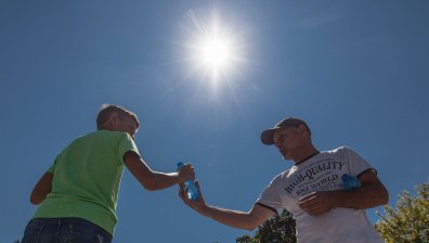 Заради горещото време: БЧК раздава безплатна вода в София