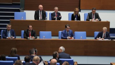 Грозни нападки в парламента, Денков увери, че няма да има енергиен Апокалипсис