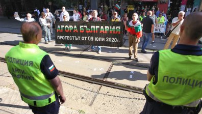 Протестиращи се събраха пред ВСС по време на заседанието по казуса "Гешев"