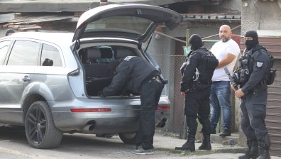 Спецакция в София: 14 задържани, иззети коли, пари, злато, пистолет (СНИМКИ)